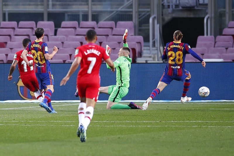 Darwin Machis of Granada CF scores their team's first goal past Marc-Andre ter Stegen